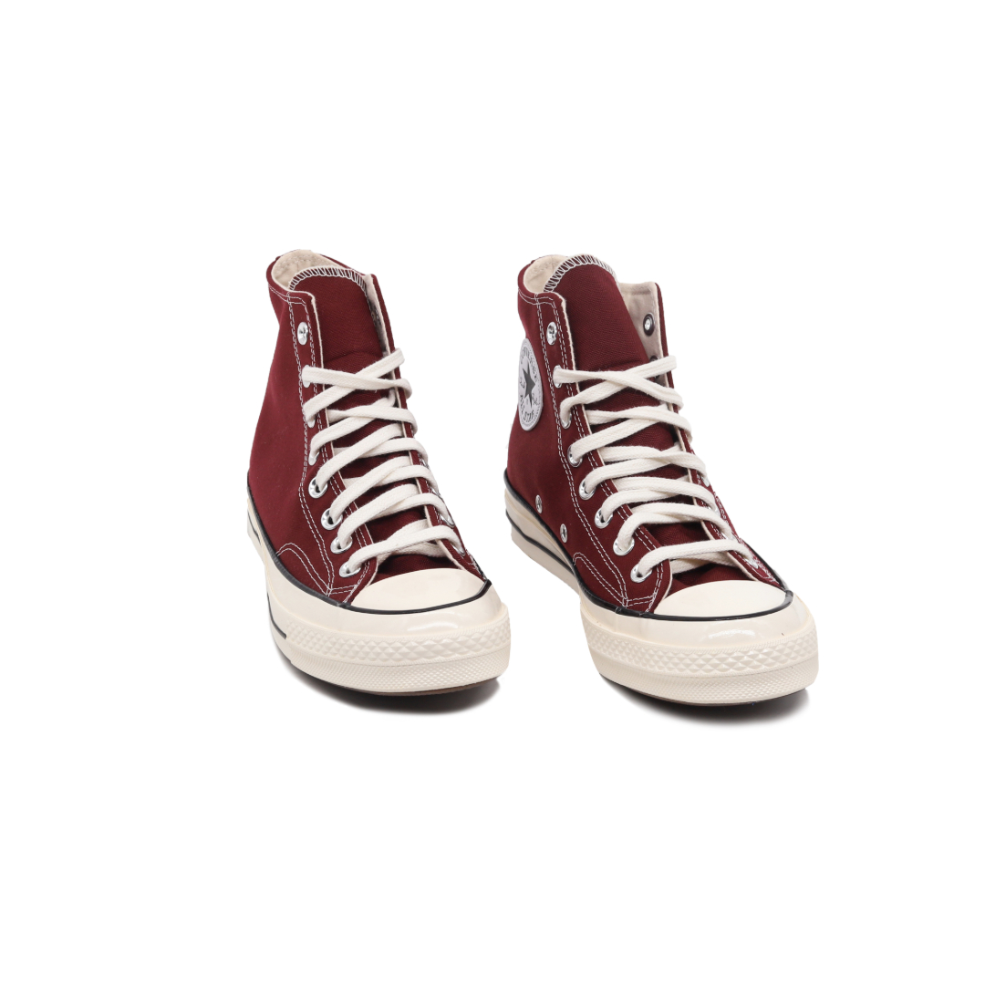 Converse bianche e shop bordeaux